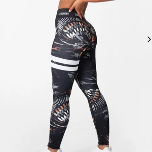 Stronger  - Säljer dessa as snygga träningskläder. Aldrig använda. 💋 Byxorna säljs för 440kr, toppen för 200kr. Köpare står för frakten!  Skriv för fler frågor💋