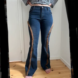 Utsvängda jeans byxor  - Säljer dessa unika byxor som jag har köpt från Humana. Aldrig använda i jätte fin sick. Angivna storlek är 29/40 men passar mig som är M perfekt. Priset kan diskuteras❤️