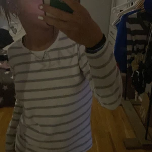Tröja  - Tröja köpt second hand, som i nyskick💞säljer då den tyvärr inte kommer till så mkt användning längre💞