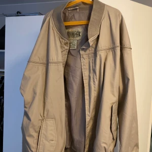 Windbreaker - Windbreaker Large-XL Condition: 8/10 knappt använd TTS 