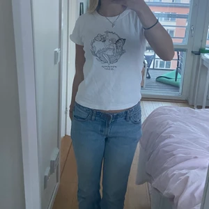 Brandy Melville t-shirt  - En supersöt t-shirt från brandy Melville! 💕 Endast använd ett fåtal gånger! Storlek onesize men uppskattar att den passar xs-m