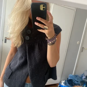 Kortärmad kofta - Kortärmad stickad kofta. Går att få paketpris vid köp av fler plagg, frakt ingår inte 