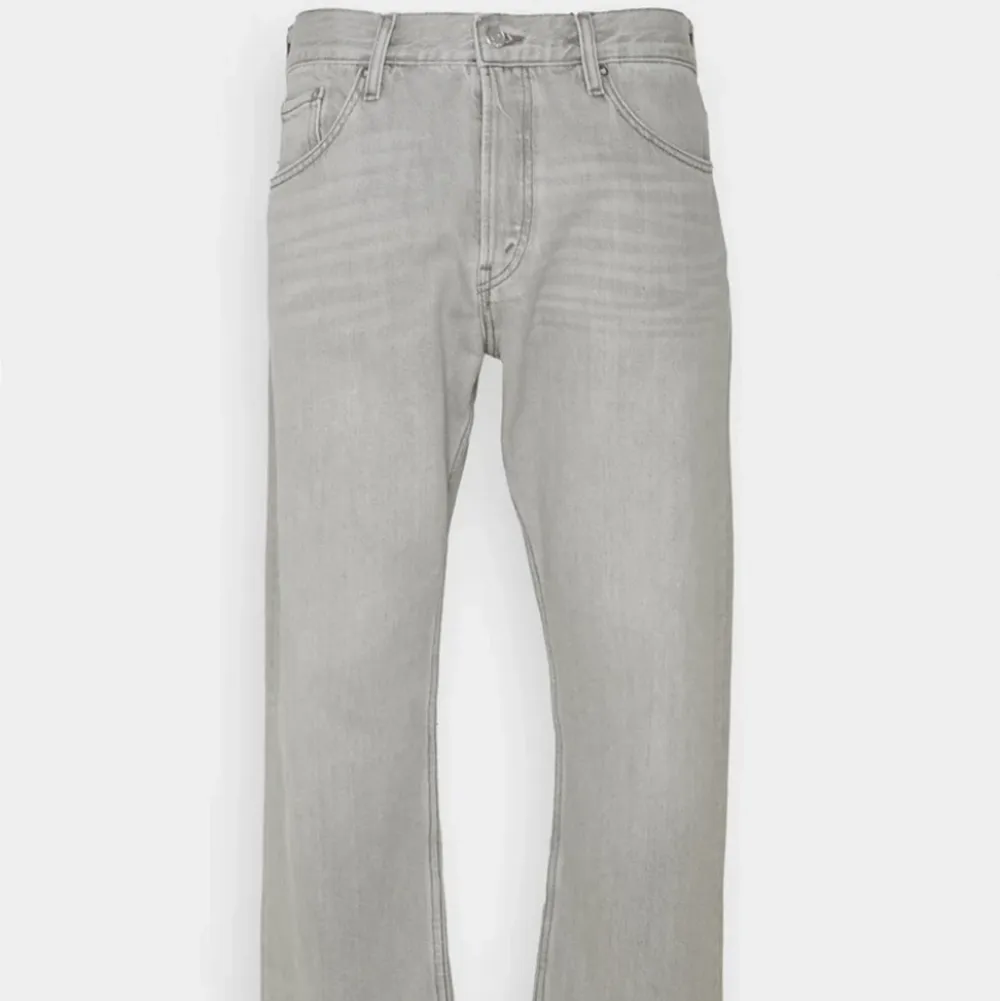 Säljer ett par gråa weekday space jeans eftersom dem inte används, sjukt bra skick eftersom dem knappt är rörda, kom privat vid bud eller nån fundering . Jeans & Byxor.