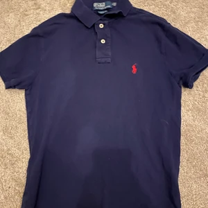 Polo pike tröja strl S-M - En väldigt fin pike. Inte använd så jätte mycket och är i väldigt bra skick men den är för liten för mig. Bud går bra!