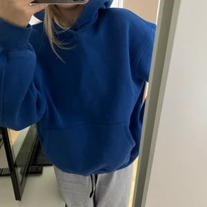 Hoodie blå  - En blå hoodie som är ifrån junkyard, använd få tal gånger så den är i bra skick. Storlek M 