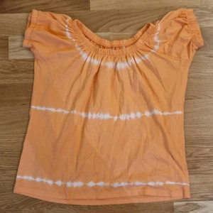 Tröja - I verkligheten e färgen mer rosa  En roda tröja med vita mönster  Storlek: 158cm 