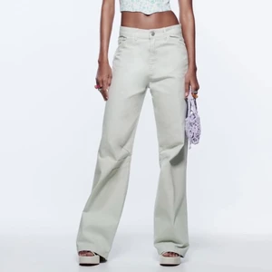 Cargo jeans mid rise ZARA - Slutsåld Cargo jeans mid rise ZARA i storlek 34. Helt nya med prislapp , säljs pga lång på mig. Färgen är grå med ljusblåa toner. Först till kvarn eller högsta bud om flera är intresserade . Ordinariepris 499. Köparen betalar frakten