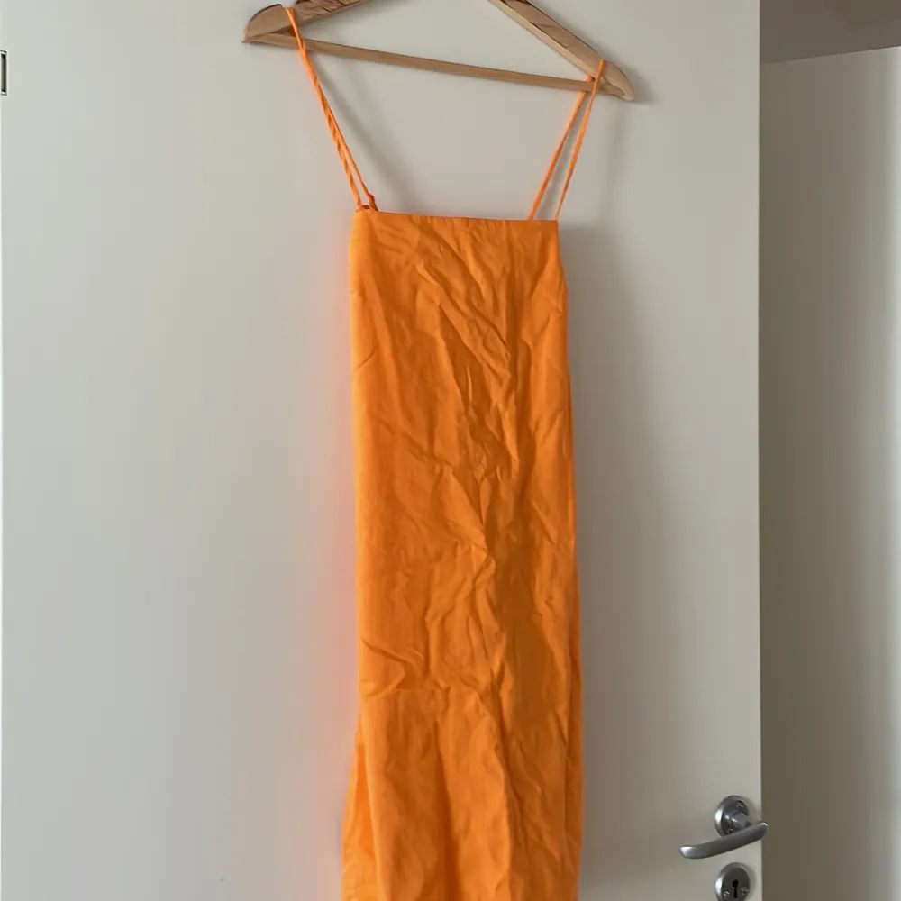 Orange klänning i linnetyg. Från H&M. Storlek 36. . Klänningar.