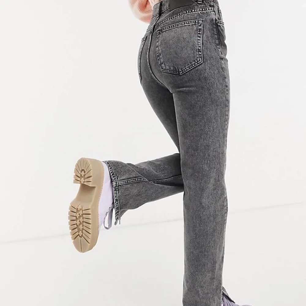 (Inte mina bilder) Säljer dessa fina jeans från pull&bear eftersom dem passar inte mig längre. Supersnygga jesns med en liten slits i längden.  110kr + frakt tillkommer ❤️‍🔥. Jeans & Byxor.