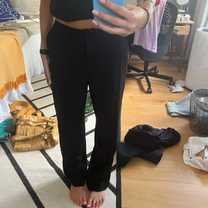 Mid waist kostymbyxor  - Mid/low waist svarta kostymbyxor från HM! Skitsnygga då de är oversized och långa i benen 😍😍 storlek 38 men passar XS, S, M