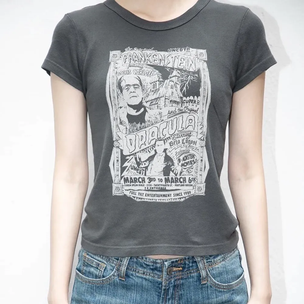 En mörkgrå populär T-shirt från Brandy Melville i storleken one size men motsvarar ungefär en xs-m då den är stretchig. Den kostar ursprungligen 220kr! 💗 Passar perfekt till hösten också! 🍁🍂🥰. T-shirts.