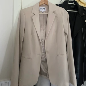 Beige kavaj - Säljer en beige fin kavaj från nakd! Nästan intill nyskick💓