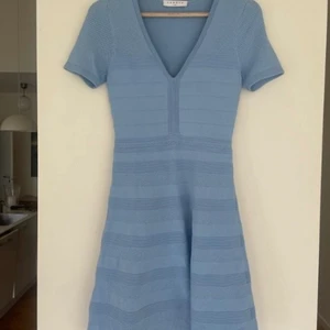 Klänning - Sandro Paris  - Klänning från Sandro Paris. Storlek XS/S.  Sparsamt använd.  Nypris ca 2 500 kr. Säljes pga passar ej.