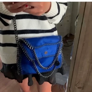 Stella liknande väska - Säljer min stella liknande väska, as cool blå färg men lite sönder unuti 👌 köparen står för frakten om du ej vill mötas inom gbg området. 