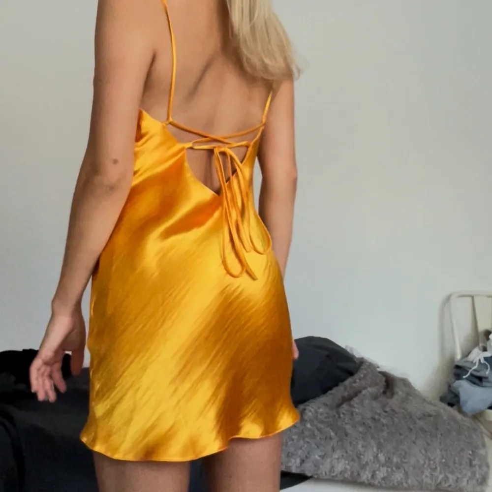 Orange klänning från asos i storlek 36, går att justera i ryggen! Några ”repor” på framsidan men inget man tänker på💓 priset är exklusive frakt 💓. Klänningar.
