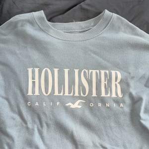 Säljer denna fina ljusblå tröja från Hollister i storlek M. Den är i bra skick och inte använd så mycket. 