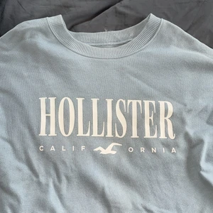 Tröja från hollister - Säljer denna fina ljusblå tröja från Hollister i storlek M. Den är i bra skick och inte använd så mycket. 