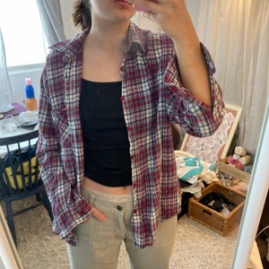 Rutig skjorta  - Passar S/M/L beroende på hur man vill ha den