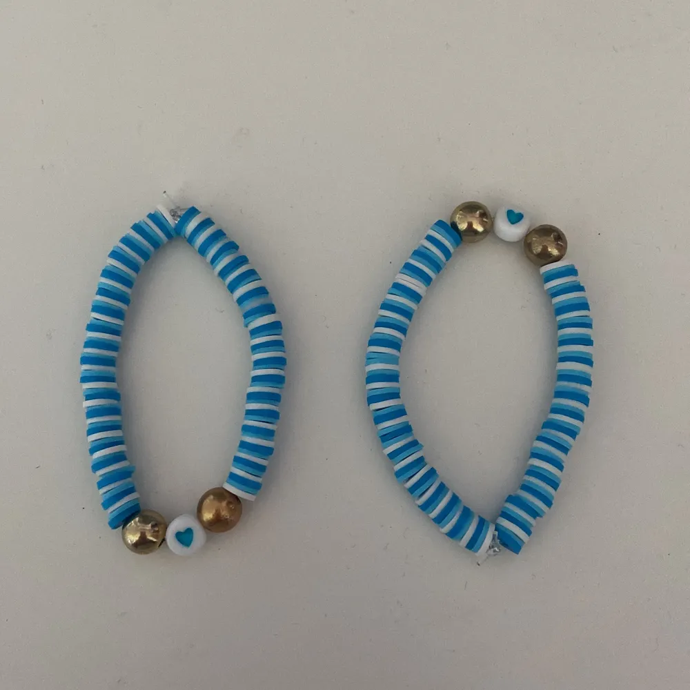Säljer dessa fina armband! De är gjorda med mörk blåa, ljus blåa och vita clay pärlor. Jag har två stycken men kan kanske göra fler. 💙📿. Accessoarer.