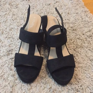 Klackskor - Helt oanvända. Hela med allt som de innebär. Alla sötmar o spännen är hela. 