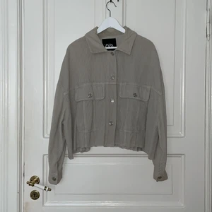 Jacka från Zara - Detta är en grå/beige jacka i manchestervalour från Zara i storlek S. Den har ballongärmar och är en kort oversizedmodell. Jag köpte jackan 2018 men har inte använt den särskilt mycket. Säljer den då den inte är min stil 💗🤍