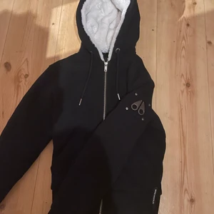 Moose knuckles tröja - Köpt på nk för 2 månader sen, säljer den för använder den inte passar perfekt nu inför höst vintern den är riktigt varm och skön med pälsen, storlek s men passar m