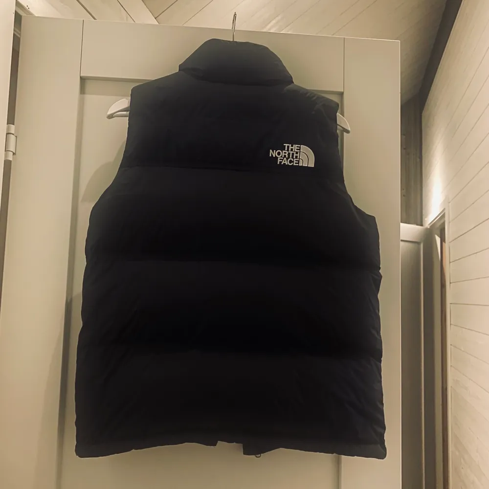 Säljer min The North Face väst då jag har två stycken och den andra används mer💗 Denna är använd max 3ggr. Storlek XL barn, skulle säga att det motsvarar S/M i vuxenstorlek, den är unisex! Väldigt varm och skön och perfekt nu till höst/vinter🍂❄️. Jackor.