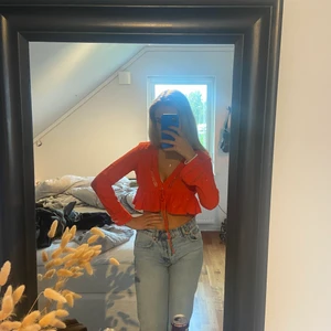 Linneblus - Säljer denna fina linneblus från zara eftersom den inte kommer till användning! Aldrig använd, bara testad till outfits osv. Slutsåld på hemsidan! Köparen står för frakt💞