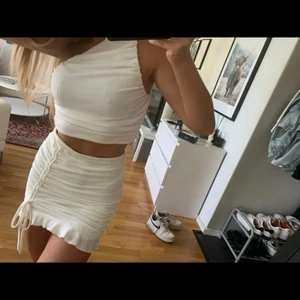 One shoulder topp - Superfin vit one shoulder topp som aldrig tyvärr aldrig kommit till användning. Fler bilder ges på förfrågan & köparen står för eventuell frakt vid köp💞