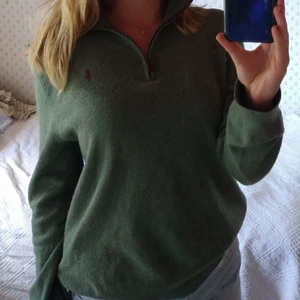 Zip tröja Ralph lauren  - Säljer min favorit tröja i mossgrön färg💚I storlek M och i 100% merinoull. Perfekt nu att ha nu till hösten😩 kom privat för fler frågor osv!