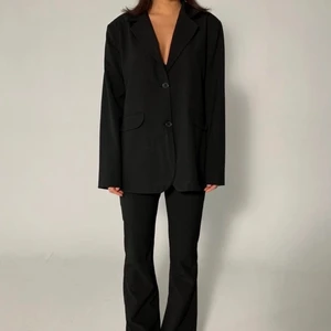 Kavaj från LXA - Helt oanvänd kavaj från LXA, alla etiketter sitter kvar och är endast testad!  I storlek XSmen den är i oversize så passar XS-M beroende på hur man vill att den sitter 😊