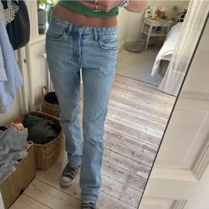Zara lågmidjade jeans💙 - Säljer dessa super snygga lågmidjade jeans från Zara! Passar 183cm‼️‼️ Köpte då jag tjejen som sålde inte sa hur lång hon va och de är alldeles för långa på mig som är 165cm! Men hoppas nån annan kan få dem till användning då de är så snygga!❤️ (lånad bild)