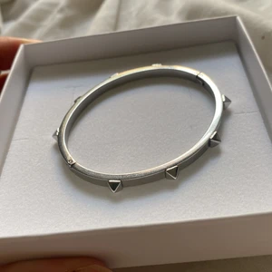 Nitarmband - Säljer detta fina armband med nitar i silver från Syster P. Kommer aldrig till användning! Inga slitage eller liknande 