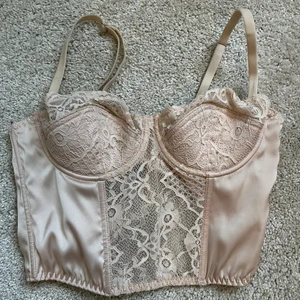 Urbanoutfitters linne - Rosa spets linne i st m men skulle passa en s 