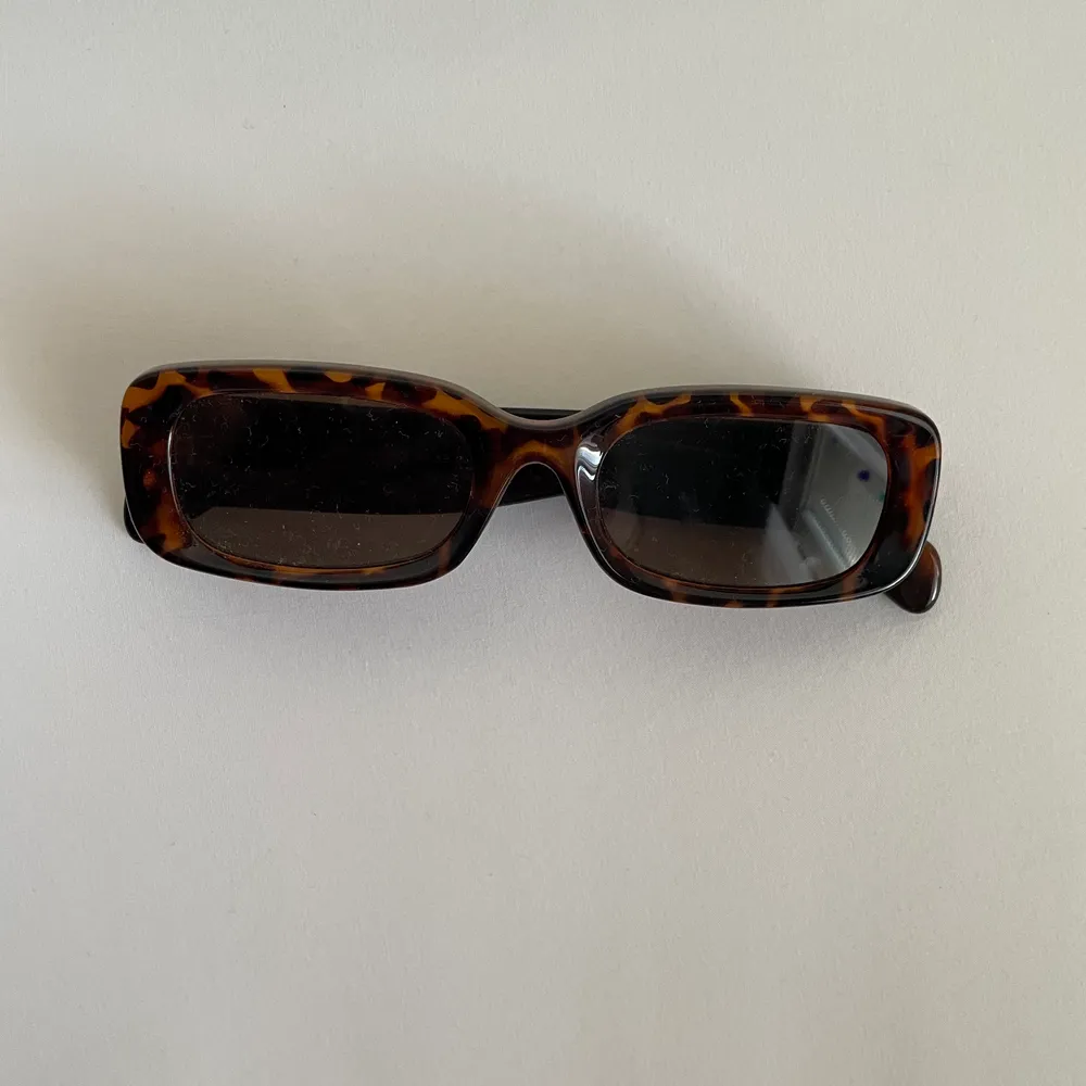 Riktigt snygga och trendiga solglasögon! Snyggt mönster och en snygg brun färg. Bra kvalitet💕. Accessoarer.