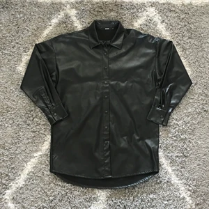 Faux Leather Blazer - färg: black 💘  Jag köpte den för 600 kr 💌
