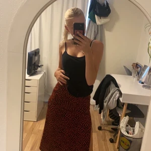 gullig kjol från myrorna - aldrig använt då jag inte är för högmidjat men den är i bra skick❤️ svart kjol med röda ”prickar”