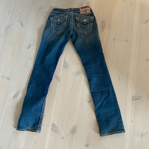 True Religion Jeans - Säljer mina lågmidjade truereligion jeans köpta på Sellpy! Midjemåttet är 72 cm och de går ner till marken på mig som är 166 cm. Inga defekter utöver den sista bilden. Skriv till mig om du är vill köpa eller har frågor. Fraktkostnad ingår inte i priset!