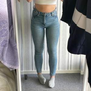 Supersnygga jeans från zara i strl 36, fint skick förutom en liten fläck precis vid dragkedjan (bild 3) men inget som syns vid användning. 💕💕 frakt 66kr spårbart 