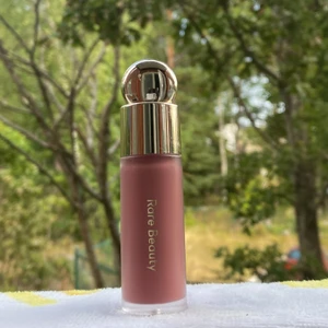 Rare Beauty Blush!! - Säljer den otroligt kända rare beauty blushen i färgen ”Encourage”! Den är väldigt dewy och ger så fint glow! Köptes för 300kr i Sephora och har bara använts 3 gånger. På andra bilden ser man hur den ser ut på huden. Skriv för fler bilder eller frågor❤️