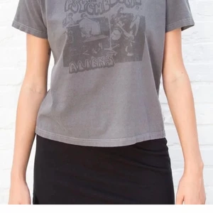 Brandy Melville teöja - Lånad bild!! Tröja från brandy Melville. Använd fåtal gånger. Passar S/M💕