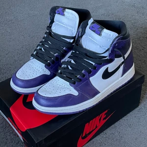 Jordan 1 court purple  - Säljer ett par Jordan 1 court purple använda ett fåtal gånger. Skorna kommer med original låda och extra lila skosnören. Kvitto finns det är köpta från GOAT