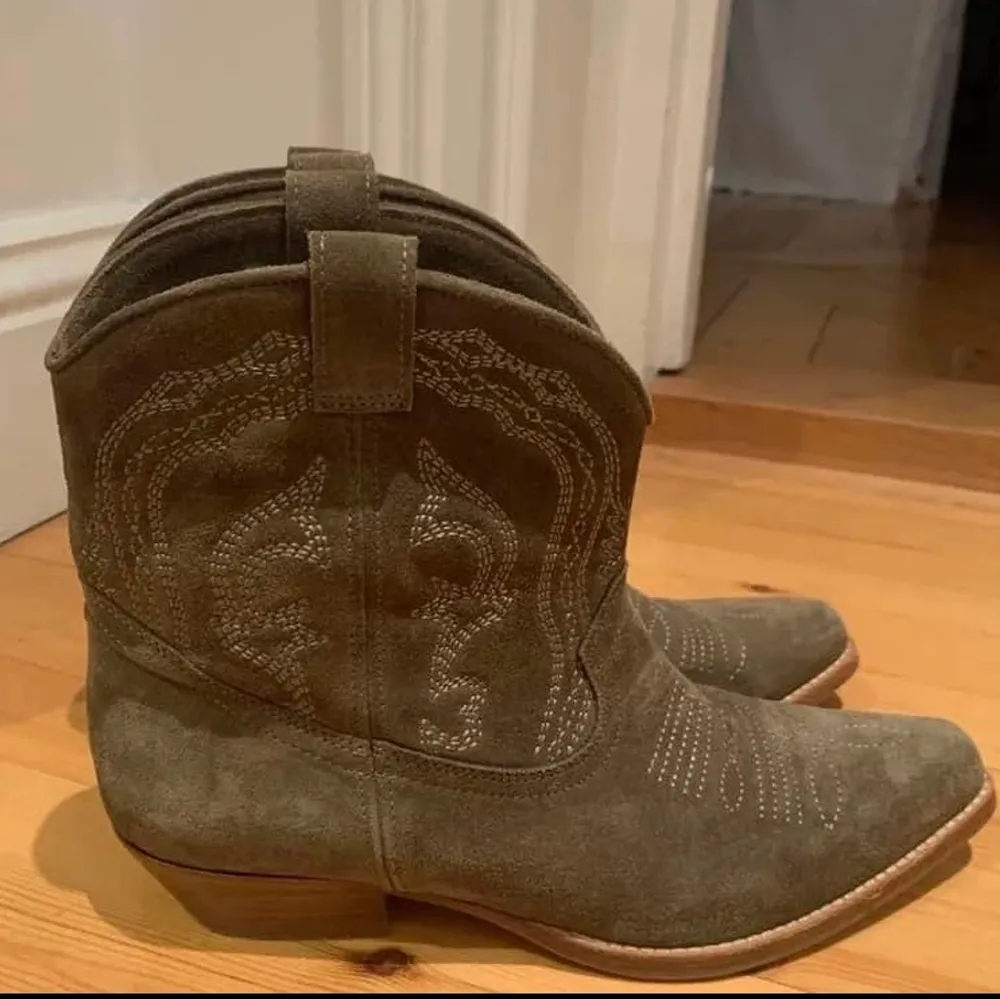 Skitnsygga cowboy boots från ba&sh. Köpta på nk i höstas för 3000kr. Har bara använt de en gång o är därför i nyskick💕💕 (de är ganska små i storlek så passar en 38/ liten 39a). Skor.