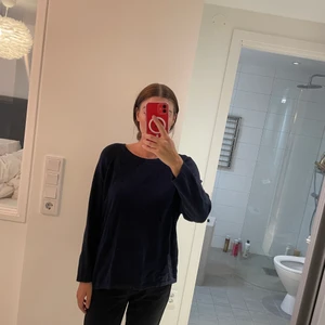 Blå lexington tröja  - Lite längre bak över rumpan, mörkblå. Stork M men passar även S (jag brukar ha storlek S) 