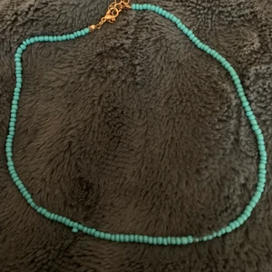 Halsband - Säljer de här turkosa halsbandet. För fler bilder skriv.💙