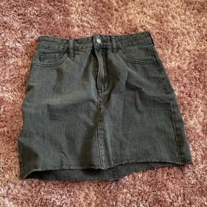 Jeanskjol  - En svart Jeanskjol från hollister med slitningar nere vid kanterna, sparsamt använd, storlek 26 i midjan.