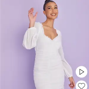 Säljer denna fina vita klänning från Nelly med prislappen kvar, köptes som studentklänning men funkar givetvis till annat. Säljer då den aldrig användes. Endast testad, aldrig använd, därmed mycket fint skick. Nypris 449kr, mitt pris 300 kr. 