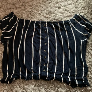 L - Kommer ej till användning längre, INGEN BILDER NÄR DEN ÄR PÅ TYVÄR❤️ skickar bara vänliga bilder på tröjan 