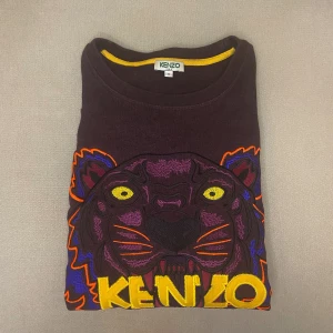 Kenzo tröja strl S - Säljer min superfina mörklila Kenzotröja då jag inte får tillräckligt med användning för den. Tröjan är inköpt på NK i Stockholm för ca 2000 kr och är endast använd ett fåtal gånger. Den är i nyskick utan fläckar, slitningar mm. 🤍