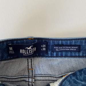 Skinny jeans från hollister med slits och hål❤️ ❗️TRYCK EJ PÅ KÖP NU❗️